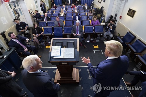 트럼프 "집중발병지역 국내선 운항 중단 검토…몇 주 끔찍할 것"