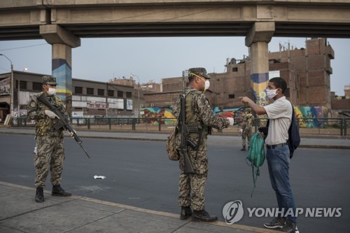 벌금·최루탄·발포…코로나보다 가혹한 '거리두기' 단속