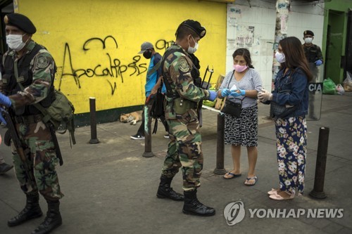 페루서 '격리위반 단속' 경찰 코로나19 집단 감염…17명 사망