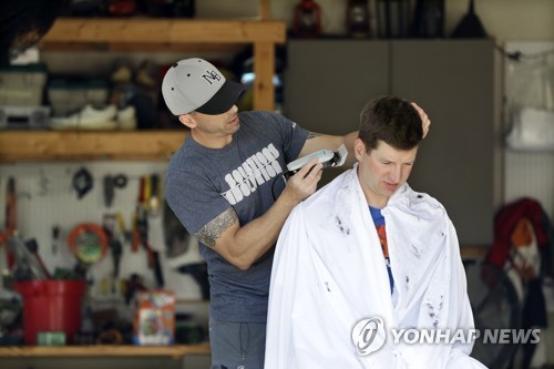 '머리 다듬을 때 됐네'…미국서 이발기구·염색약 판매 증가