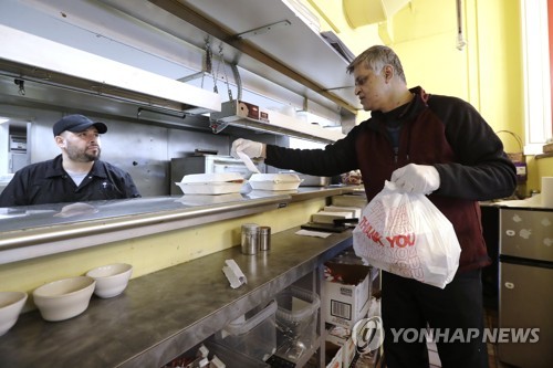 코로나19로 미국서 일회용 비닐봉지 부활…재활용은 된서리