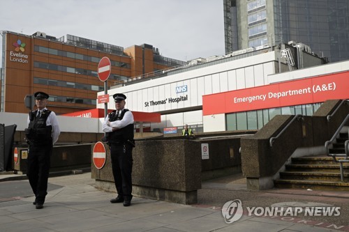 영국 정부 "존슨 총리 안정적 상태…산소호흡기 도움 안 받아"