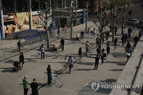 영국 사재기 진정…소비자, 마트 덜가고 한번에 많이 산다