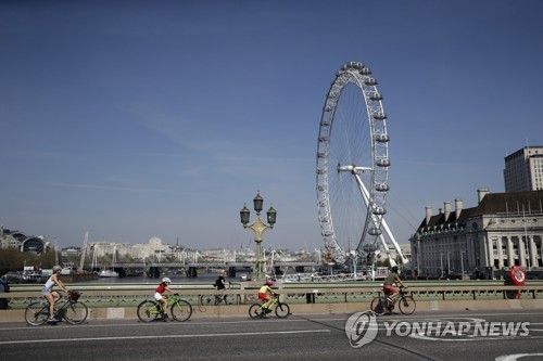 영국 "존슨 총리 간단한 산책…복귀는 의료진 조언따라"