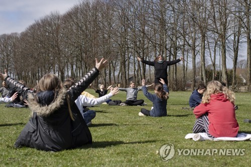 코로나19 속 개학 덴마크 초등학교…거리두기·손씻기 일상화