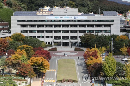 군포시, 재난기본소득 가정 방문 전달… 5만원 농협선불카드로