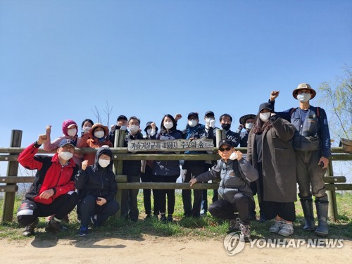 환경단체들, 식목일 하루 앞두고 서울 곳곳에서 나무 심기 행사