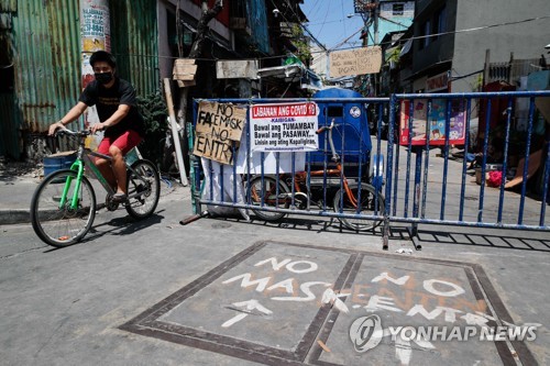 필리핀 코로나19 검문소서 경찰 위협한 60대 사살