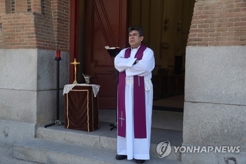 스페인 묘지 포화…영결식도 5분 남짓 '드라이브스루'