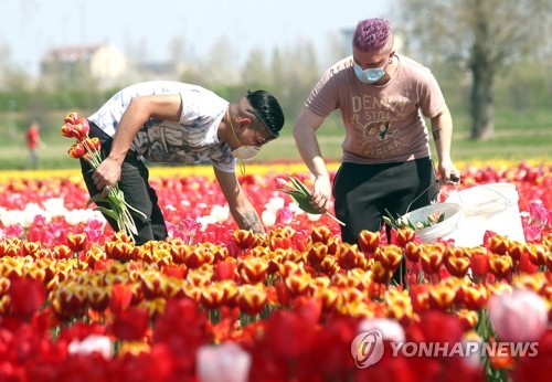 코로나19 환자 150만명 넘어…일부 진정세에 봉쇄완화 움직임도