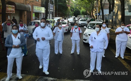 간호사에 커피·락스 세례…멕시코서 '코로나 전사' 의료진 수난