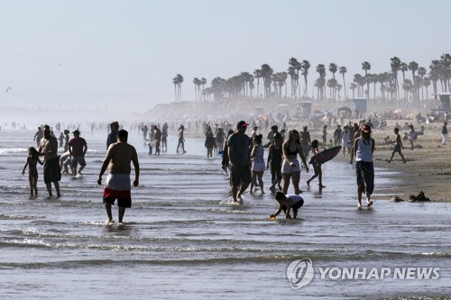 미 서부 봄 더위로 해변에 수만 명 인파…보건당국 긴장