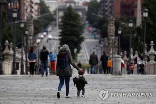 스페인, 6주만에 어린이 외출 허용…일일 사망 5주만에 최저