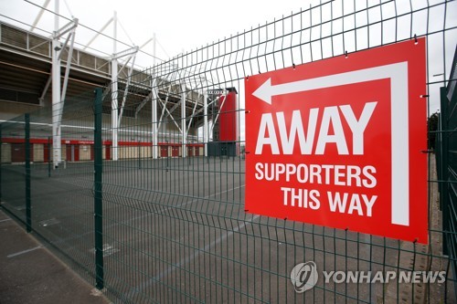 안 깎으면 임금 줄 돈이 없다…잉글랜드 축구 하부리그 무너지나