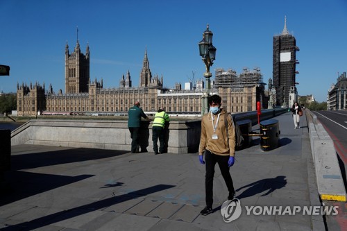 영국 수석의료고문 "코로나 거리두기, 연말까지 필요"