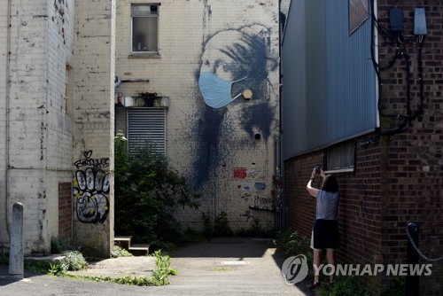 뱅크시 벽화, 코로나19 빗대 마스크 쓴 모습으로 업데이트