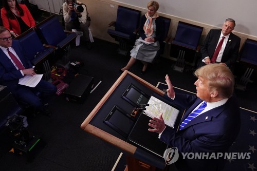 "과학과 트럼프 총애 사이 줄타기"…백악관 코로나조정관 딜레마