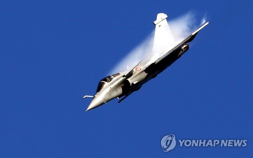 퇴직선물로 라팔 탔다 혼비백산…실수로 비상탈출까지 | 한국경제 퇴직선물로 라팔 탔다 혼비백산…실수로 비상탈출까지 | 한국경제