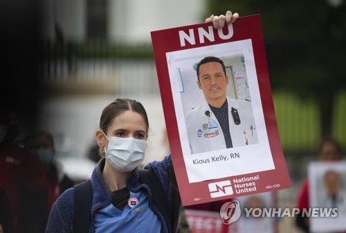 미 간호사들, 코로나 전쟁서 스러진 동료 호명하며 백악관 시위