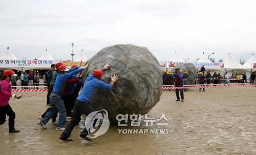 만우절 '흔들바위 추락' 가짜뉴스 확산…"선 넘었다", "웃었다"