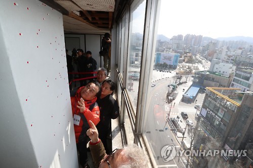 법원 "전두환 불출석 허가 취소…4월 27일 법정 나와야"(종합)