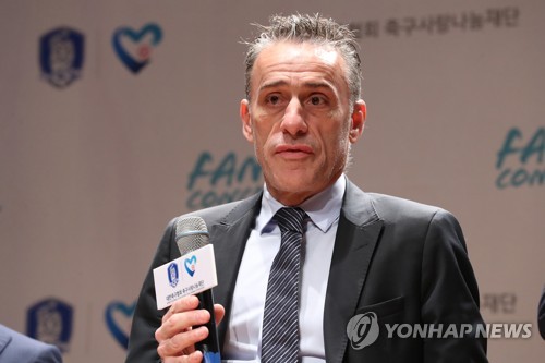 포르투갈 머물던 벤투 축구대표팀 감독, 내일 귀국