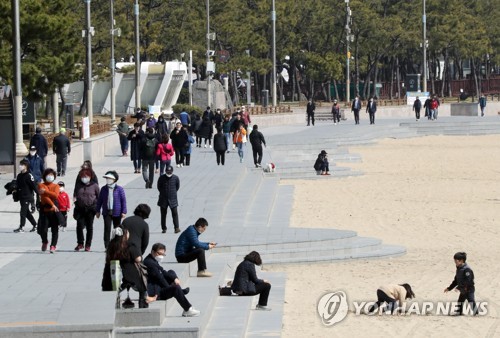 황금연휴 첫날 부산 사찰·해수욕장에 나들이객 '북적'