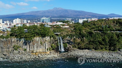 제주, 대체로 맑은 날씨…"산간에 눈 쌓여 운전 주의"