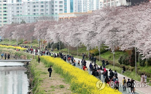 '사회적 거리두기' 연장했는데…마스크 안 끼고 거리로