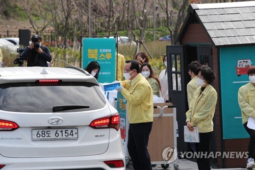 책 대여·생선회 판매·교과서 배포…'드라이브 스루' 일상화