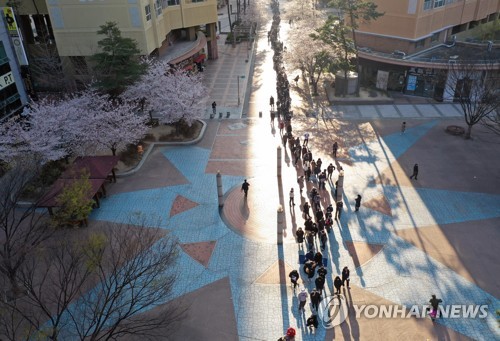 "한국, 코로나 확산 고비 넘겼지만, 경제 여전히 마비"[WSJ]