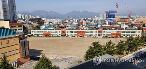 개학 연기로 자녀 돌봄 필요해진 직장인 43% "부모님께 맡긴다"