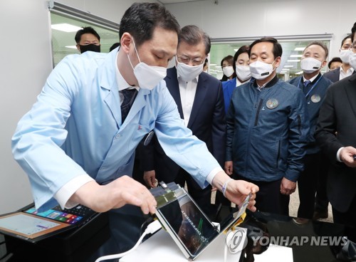 문대통령 "구미산단, 연대·협력의 힘"…TK 보듬으며 "위기극복"