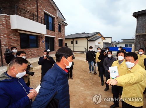 진영 장관 "고성 산불 보상 구상권, 법에 따라 할 수밖에 없다"