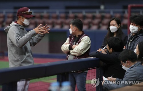 손혁 키움 감독 "급해도 구단 간 연습경기는 필요해"