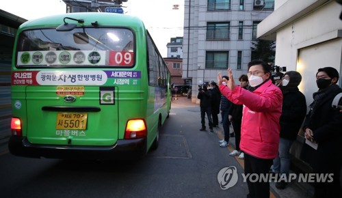 선거유세 첫날 '새벽 버스' 탄 황교안…"민생경제 살리겠다"