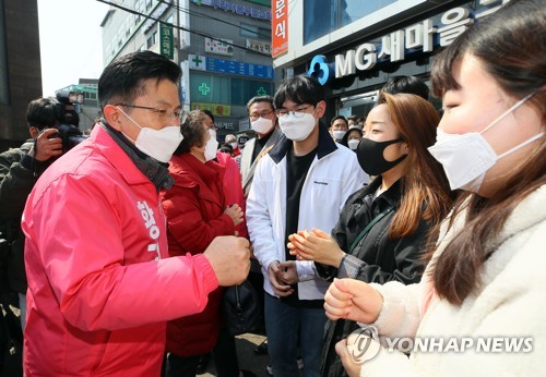 통합당, 청년 유세단 구성…마이크 잡고 직접 연설