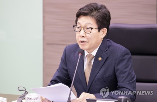 조명래, '친환경보일러 교체' 현장 방문…"미세먼지 저감 기대"