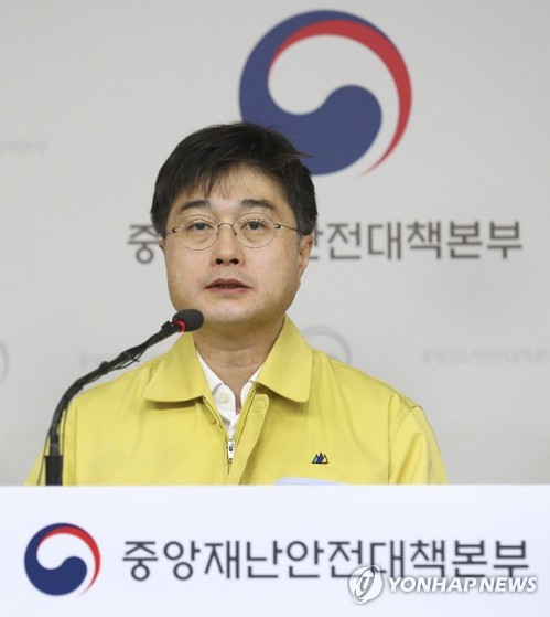 자가격리자 4만6천명…정부 "이탈방지 위해 '손목밴드' 고민"(종합)