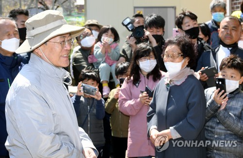 문 대통령 "강원 산불 이겨낸 정신으로 코로나19도 이겨낼 것"(종합)