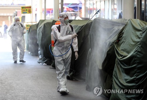 '사회적 거리 두기' 속 전국 봄꽃 유원지 나들이객 발길