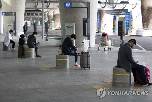 자가격리 무단이탈자와 접촉한 60대 확진…서울 누계 566명