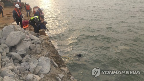 새만금방조제서 굴삭기 추락후 운전자 실종…사흘째 수중수색