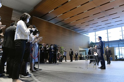 일본, 긴급사태 선언한 날 역대 최대 경제대책 발표