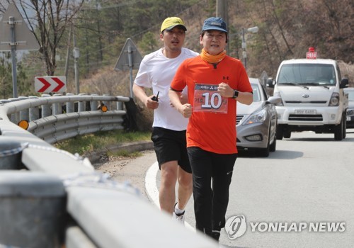 [총선 D-8] 증강현실부터 지게·킥보드까지…이색 선거운동 아이템 눈길(종합)