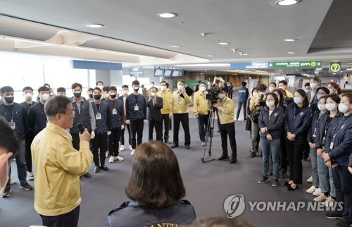 인천공항 검역현장 찾은 문 대통령 "일등공신 간호사들, 고맙다"(종합)