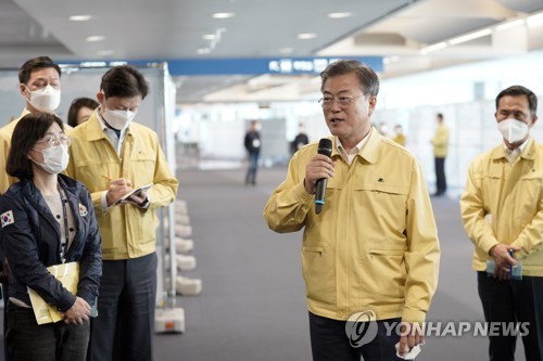 인천공항 검역현장 찾은 문 대통령 "일등공신 간호사들, 고맙다"(종합)