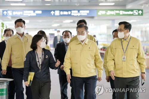 인천공항 검역현장 찾은 문 대통령 "일등공신 간호사들, 고맙다"(종합)