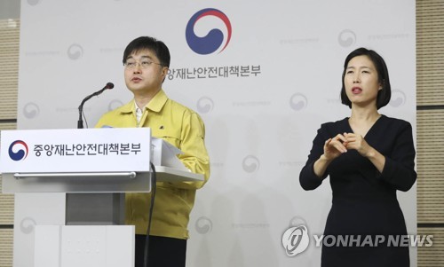 손목밴드 도입 논란…"철저한 자가격리 필요"vs"인권침해 우려"