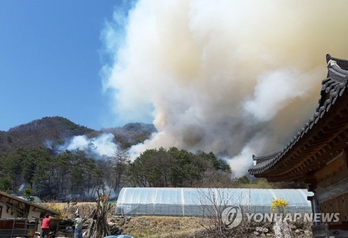 건조특보 속 영월·원주서 산불…축구장 3배 산림 잿더미